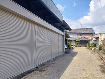 電動シャッター付きガレージ - 古民家COCONE "Garage & barn BBQ"  岐阜羽島　雨天でも安心のガレージBBQスペースの外観の写真