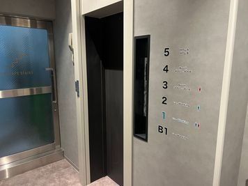 各階への移動はエレベータもしくは階段で行っていただけます。 - ExeWorks上野 3006完全個室のその他の写真