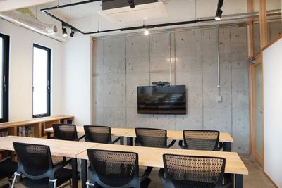 「駅チカ」モニターとWEBカメラ完備！リモートワーク・会議室・勉強会にも最適です。 - ONVO SALON URAWA