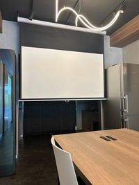 プロジェクター、スクリーン完備 - HIDEOUT space 集中できるコワーキングスペース（貸切可）、受験対策、パーティー可の室内の写真