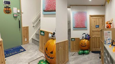 入構すると、ハロウィン飾りでお出迎え！　#ハロウィン2024 - レンタルスペース「TYフェアリーリング」 C パーティールームの入口の写真