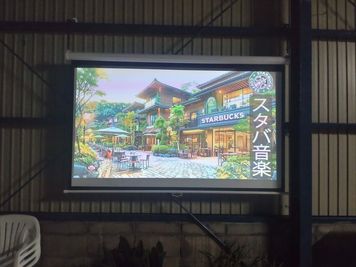 80インチプロジェクターで映画やネット動画も楽しめます。 - 古民家COCONE "Garage & barn BBQ"  岐阜羽島　雨天でも安心のガレージBBQスペースの設備の写真