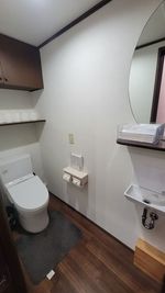 トイレ - マタドールジム千駄木店 【大きな鏡あり】ダンスやトレーニングに利用可能なスペースの室内の写真