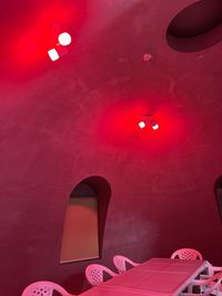 照明が変わります　赤 - 糸島ドームハウスの室内の写真