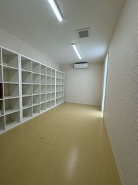 更衣室１
更衣室が２部屋あり大きい方の更衣室です
更衣室だけで７畳以上の広さがある空間です - レンタルスペースYM 北浦和スタジオ 北浦和【広々スタジオ】【足にやさしい】駅近レンタルスタジオ【新築の室内の写真