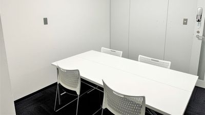 五反田KANPAIビル　1階　RoomC  五反田駅徒歩5分、8㎡のコンパクトなプライベート空間！少人数の打ち合わせに最適です。 - 【リロの会議室】五反田KANPAIビル