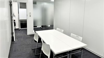 五反田KANPAIビル1階　RoomB  五反田駅徒歩5分、21㎡の少人数向けプライベート空間！4名までの商談や打ち合わせに最適 - 【リロの会議室】五反田KANPAIビル