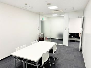 五反田KANPAIビル1階　RoomA  五反田駅徒歩5分、28㎡のプライベート空間で4席まで、商談や少人数ミーティングに最適。 - 【リロの会議室】五反田KANPAIビル