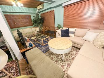 おしゃれな25人様収容可能な洋室になります！
レイアウトは自由に変えていただいて大丈夫です✨ - あそびごころ＠新宿店 あそびごころ@新宿1002の室内の写真