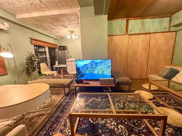 おしゃれな25人様収容可能な洋室になります！
レイアウトは自由に変えていただいて大丈夫です✨ - あそびごころ＠新宿店 あそびごころ@新宿1002の室内の写真