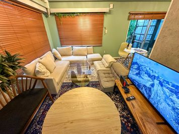 おしゃれな25人様収容可能な洋室になります！
レイアウトは自由に変えていただいて大丈夫です✨ - あそびごころ＠新宿店 あそびごころ@新宿1002の室内の写真