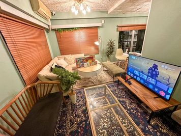 おしゃれな25人様収容可能な洋室になります！
レイアウトは自由に変えていただいて大丈夫です✨ - あそびごころ＠新宿店 あそびごころ@新宿1002の室内の写真