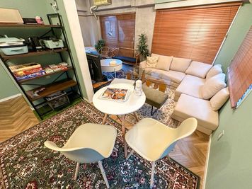 おしゃれな25人様収容可能な洋室になります！
レイアウトは自由に変えていただいて大丈夫です✨ - あそびごころ＠新宿店 あそびごころ@新宿1002の室内の写真