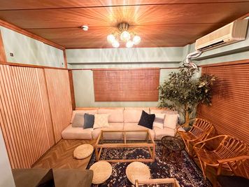 おしゃれな25人様収容可能な洋室になります！
レイアウトは自由に変えていただいて大丈夫です✨ - あそびごころ＠新宿店 あそびごころ@新宿1002の室内の写真