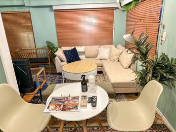 おしゃれな25人様収容可能な洋室になります！
レイアウトは自由に変えていただいて大丈夫です✨ - あそびごころ＠新宿店 あそびごころ@新宿1002の室内の写真