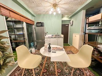 おしゃれな25人様収容可能な洋室になります！
レイアウトは自由に変えていただいて大丈夫です✨ - あそびごころ＠新宿店 あそびごころ@新宿1002の室内の写真