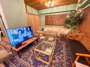 おしゃれな25人様収容可能な洋室になります！
レイアウトは自由に変えていただいて大丈夫です✨ - あそびごころ＠新宿店 あそびごころ@新宿1002の室内の写真