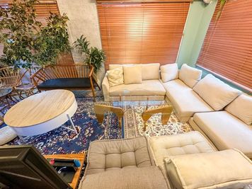 おしゃれな25人様収容可能な洋室になります！
レイアウトは自由に変えていただいて大丈夫です✨ - あそびごころ＠新宿店 あそびごころ@新宿1002の室内の写真