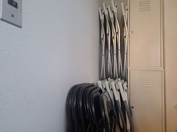 バックヤードにパイプ椅子が約20脚ございます。 - GARAGE AKIHABARA パーティールームGARAGE AKIHABARAの設備の写真