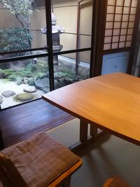 使いやすいテーブルがあります。 - きっさこ和束レンタルスペース 坪庭が見えるかわいい小部屋！の室内の写真