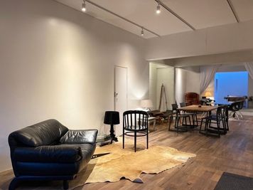 【土足利用】森に囲まれた隠れ家スタジオ「ニューヨークのアトリエ」のような空間 - UN  Public Studio 祐天寺
