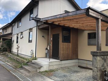 施設、一軒家の外観です。内装が木、木、木のぬくもりのある2階スペースです。家に沿って2台駐車できます。
到着時には玄関チャイムでお知らせください。 - Kinoshita 1996 多目的スペースの外観の写真