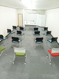 スタッキングチェアｘ折り畳みチェア合わせて14名迄着席可能です。 - 【小金井スペース】New東小金井駅🚃50㎡/Wi-Fi📶 レンタルスタジオ　小金井スペースの設備の写真