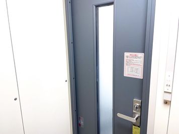 ワンコイン会議室 新橋 新橋駅前防音室の室内の写真