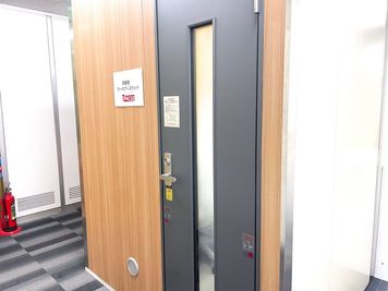 ワンコイン会議室 新橋 新橋駅前防音室の室内の写真