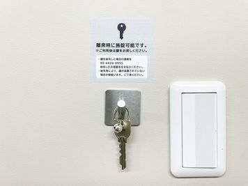 ワンコイン会議室 新橋 新橋駅前防音室の室内の写真
