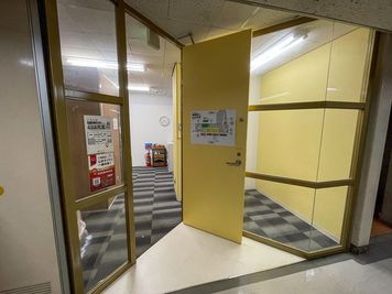 ワンコイン会議室 新橋 新橋駅前防音室の室内の写真
