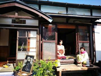 縁側スペース。目の前は、公道を挟んで芝生の公園になります。 - 海まで10分・江の島・喫茶ラムピリカ・古民家 喫茶ラムピリカの外観の写真