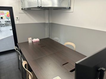 コワーキングスペース/KanadeBako 会議室・6〜8名着席可能の室内の写真