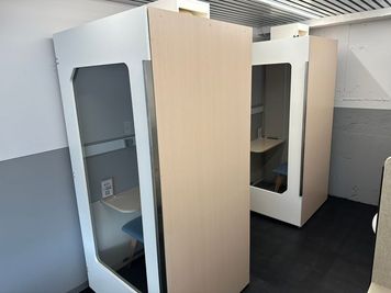 完全個室のＢＯＸ型ブースです。しっかりとした防音機能で安心して作業できます！オンラインミーティング・面接などにぴったりです。 - コワーキングスペース/KanadeBako