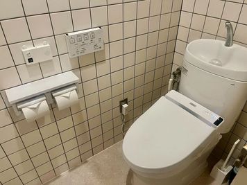 男女兼用のトイレです。
毎日トイレ掃除をしていますので、清潔です。 - 田町駅徒歩7分のレンタルスペース！オンライン会議やイベントも◎ 田町｜シバスペ｜SHIBAURA space（38名着席可）の設備の写真