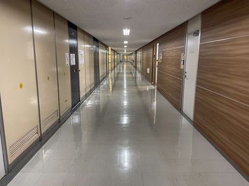 ワンコイン会議室 新橋 新橋駅前B-07の室内の写真
