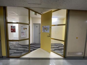 ワンコイン会議室 新橋 新橋駅前ベル会議室の室内の写真