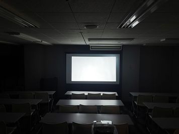 ワンコイン会議室 新橋 新橋駅前セミナールームの室内の写真