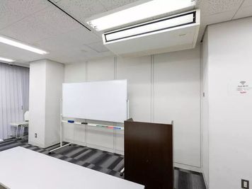 ワンコイン会議室 新橋 新橋駅前セミナールームの室内の写真