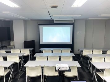ワンコイン会議室 新橋 新橋駅前セミナールームの室内の写真