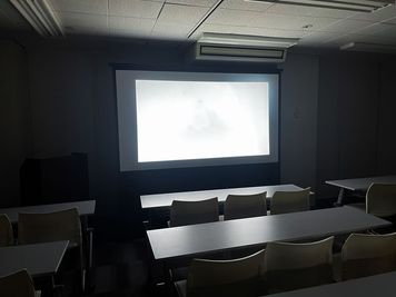 ワンコイン会議室 新橋 新橋駅前セミナールームの室内の写真