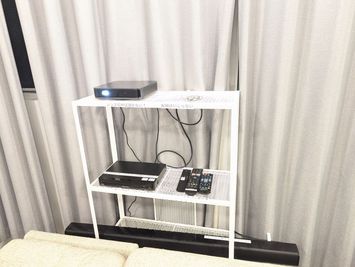 数十万の高性能プロジェクタ。100インチほどのサイズで観れます - rental lounge御茶ノ水の設備の写真