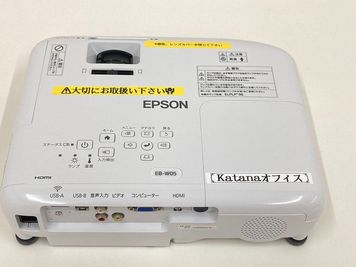 プロジェクター（利用料無料・予約制・会議室Bに設置） - katanaオフィス淀屋橋 淀屋橋駅から徒歩2分 打ち合わせ、会議に  貸会議室（12名用)の室内の写真