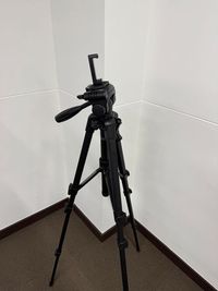 自撮りにも使えるスマホ・ホルダー付き三脚（振付の確認などに！ - まちのレンタル音楽室　かちくらBASEゆしま かちくらBASE ゆしまの設備の写真