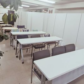 【セミナー型】
通常はワークショップ型です。
ご利用前に机の移動をしていただくとこの形になります。
ご利用後は、ワークショップ型にお戻しください。 - レンタルスペース【wit.】の室内の写真