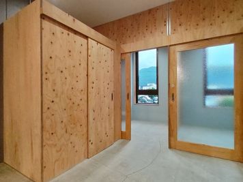 鍵付き完全個室！窓からは葛城山一望！籠れて、仕事がはかどります。 - Coworking Space C_ing（シーング）