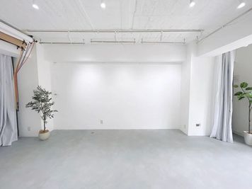 無駄を削ぎ落としたミニマルな展示空間。
 - 【キュティア初台】 初台駅徒歩5分｜エレベーター有 ｜搬入ラクラク｜機材充実[52]の室内の写真