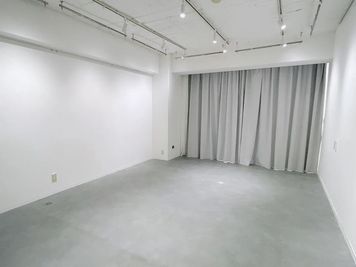 壁一面ホワイト、どんな展示にも馴染むギャラリー。 - 【キュティア初台】 初台駅徒歩5分｜エレベーター有 ｜搬入ラクラク｜機材充実[52]の室内の写真