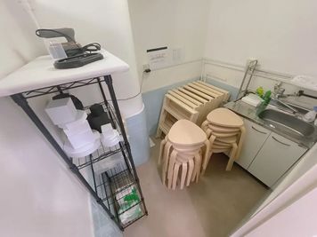 充実の備品ラインナップ。椅子や小物スタンドも自由に利用可能。 - 【キュティア初台】 初台駅徒歩5分｜エレベーター有 ｜搬入ラクラク｜機材充実[52]の設備の写真