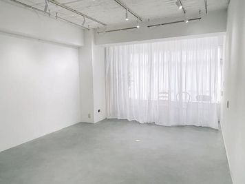 壁一面ホワイト、どんな展示にも馴染むギャラリー。 - 【キュティア初台】 初台駅徒歩5分｜エレベーター有 ｜搬入ラクラク｜機材充実[52]の室内の写真